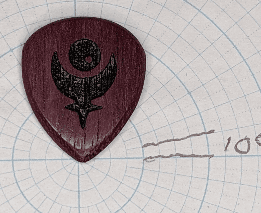 The Pluotone Artisan Pick against a backdrop of Angle Paper for reference.